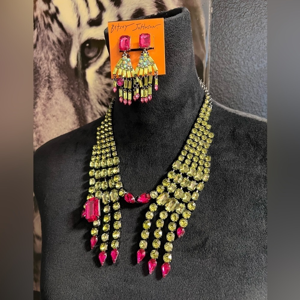 🧙💚BETSEY JOHNSON STUNNING "RICH
WITCH BIB NECKLACE & EARRING SET "-🧙💚
NWT| - Picture 5 of 14